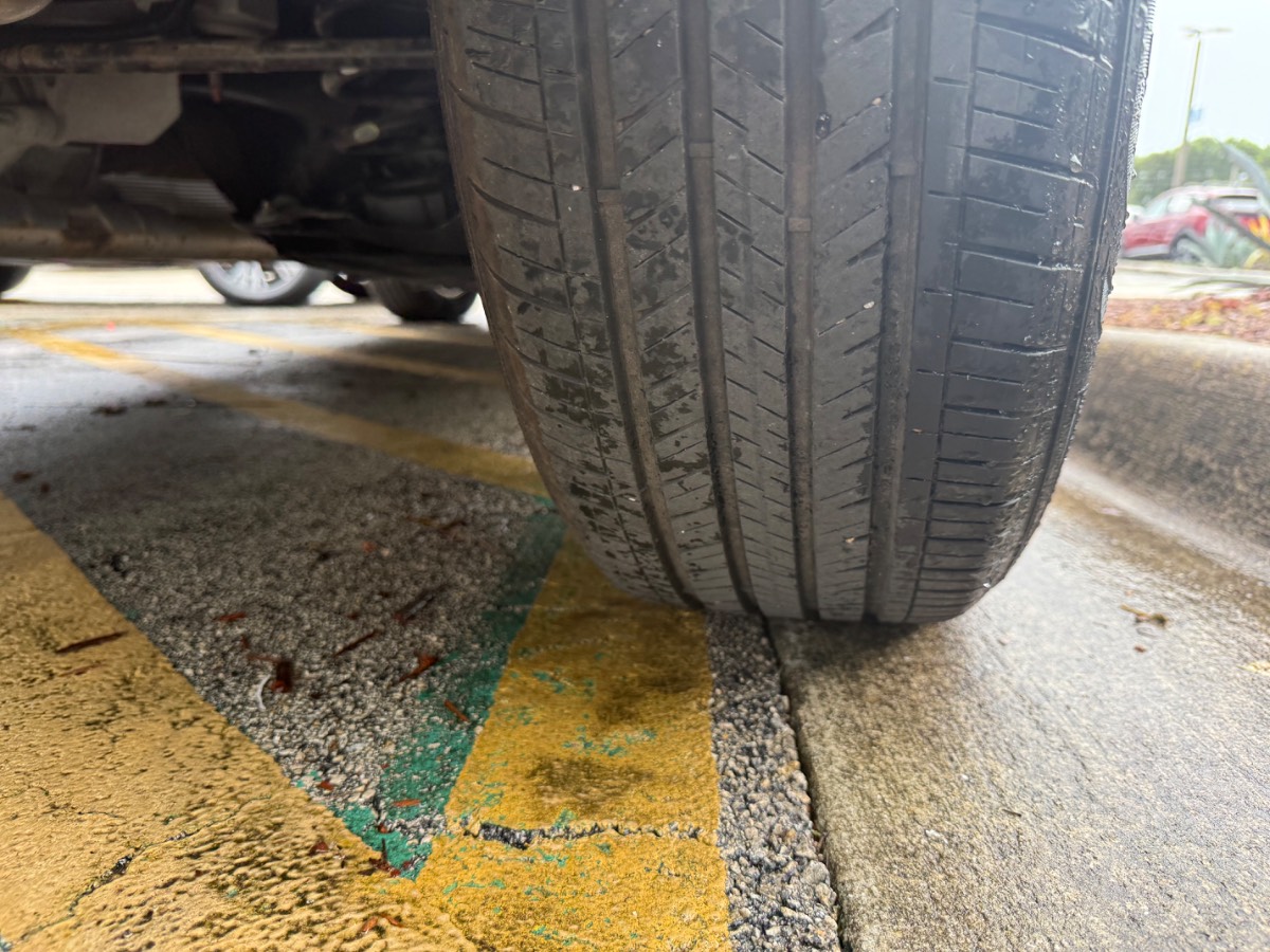 Tire wear / damage · Left rear tire, Right rear tire 2